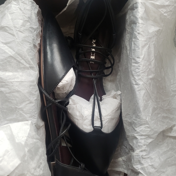 COACH'johnson' Ghillie Lace Pointy Toe Flats - Picture 8 of 8